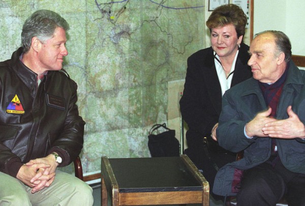 I due presidenti a Sarajevo dopo l'assedio, 1996: il bosniaco Hizetbegovic e Bill Clinton