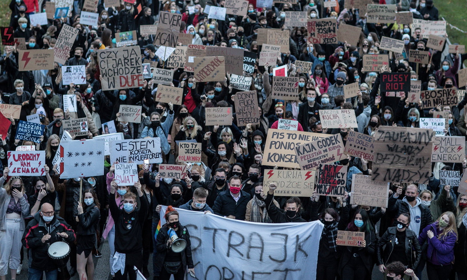 Polonia, sciopero delle donne a difendere l’aborto terapeutico. Governo a rischio