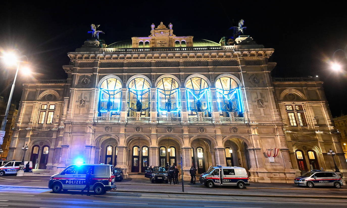 Terrore a Vienna, spari anche davanti alla sinagoga. Quattro civili e un terrorista morti, più attentatori in fuga