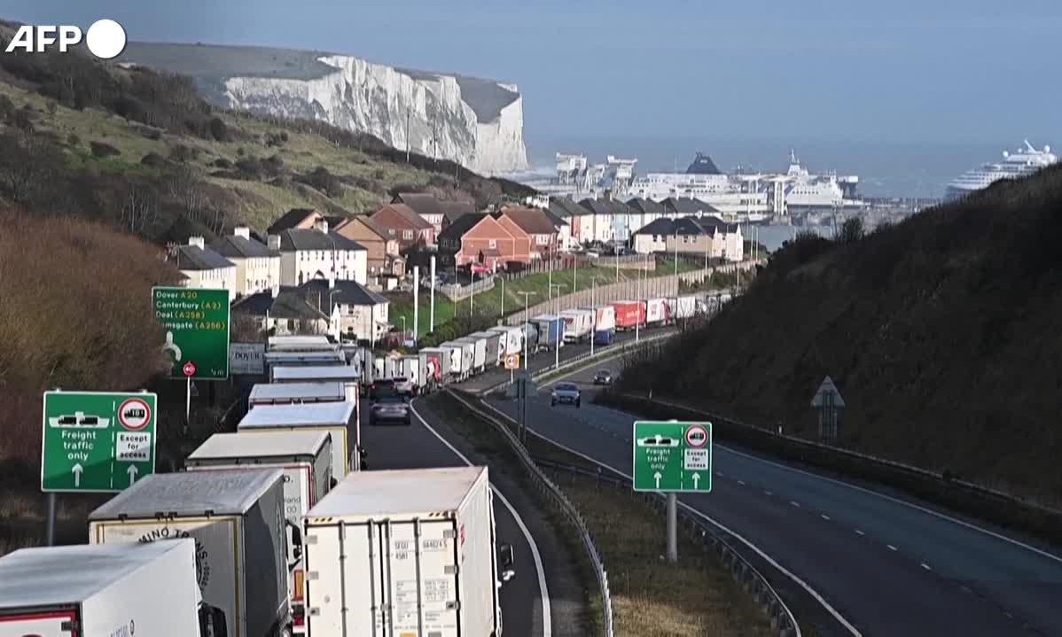 Code chilometriche di tir sulla Manica: scorte e paure per una Brexit senza accordo