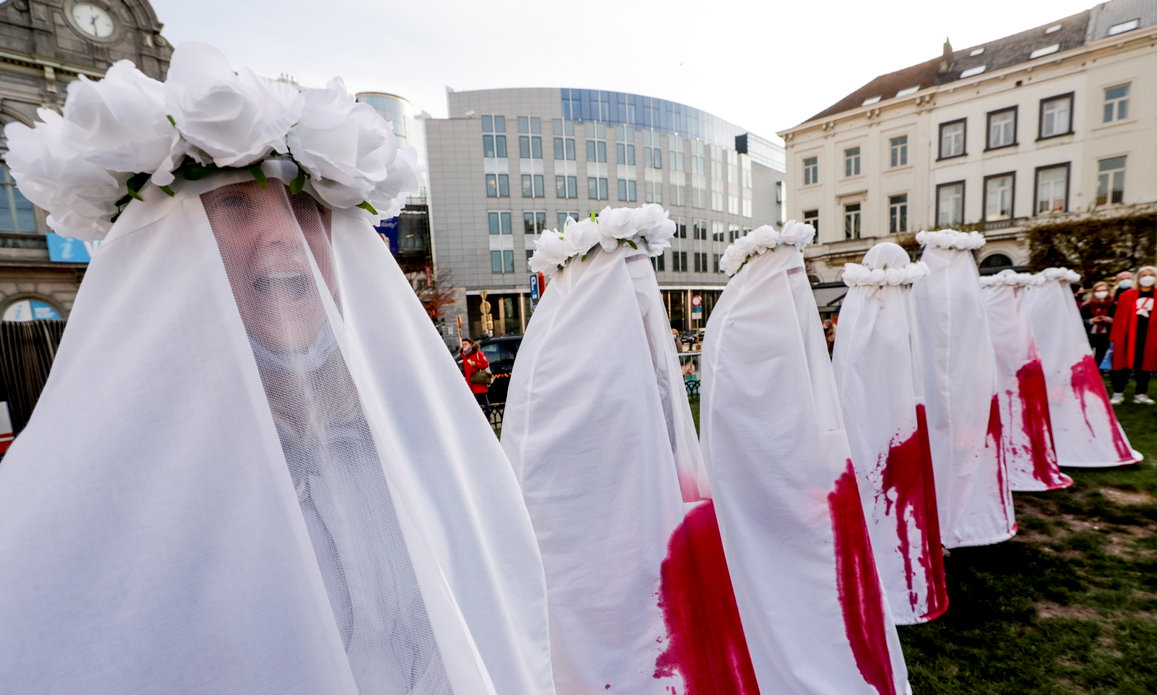 Polonia, l’autoritarismo bigotto contro la donna, torna l’aborto clandestino