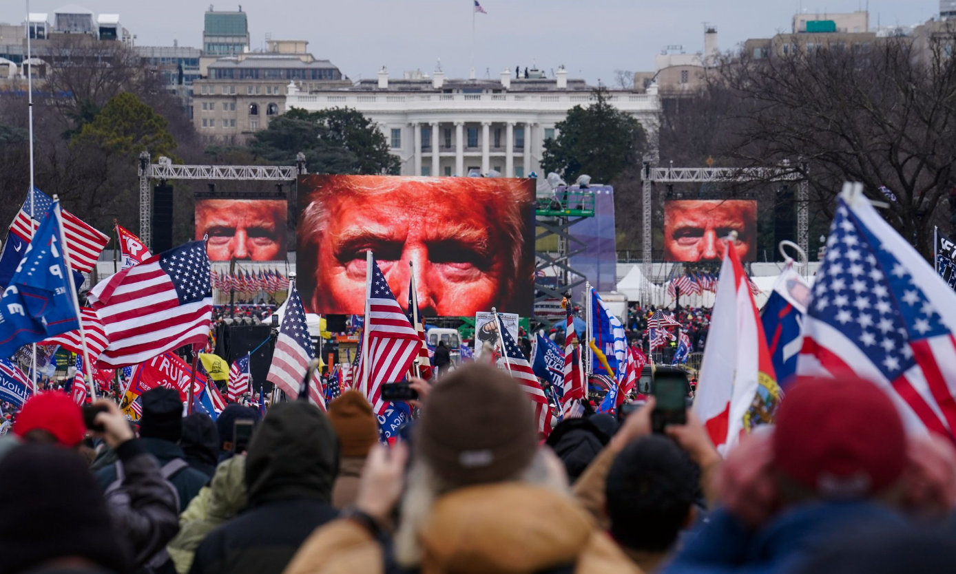 La realtà parallela dei seguaci di Trump: Bannon QAnon e il mondo inventato