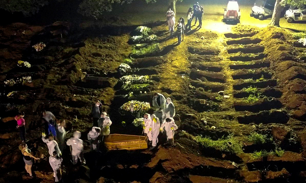 Brasile più di 300mila morti. Lula: «Bolsonaro responsabile di questo genocidio»