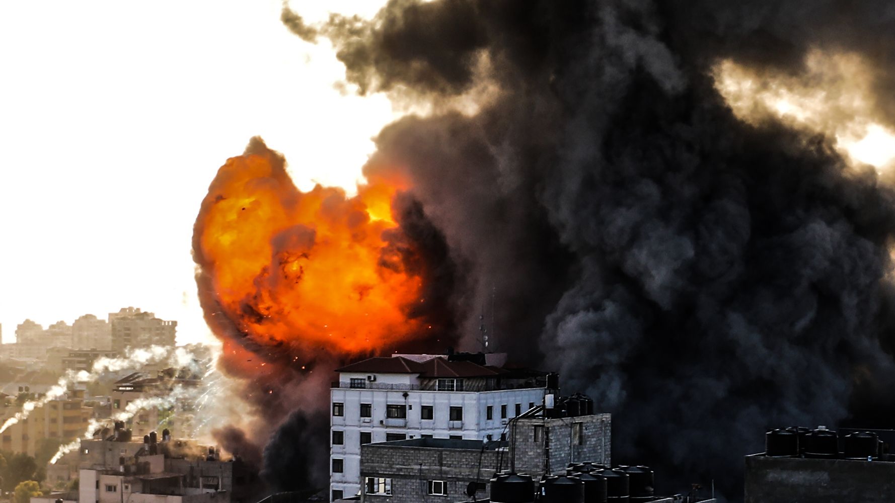 Escalation di bombe, razzi e morti. E l’odio ebreo-arabo lacera le città e minaccia la guerra civile