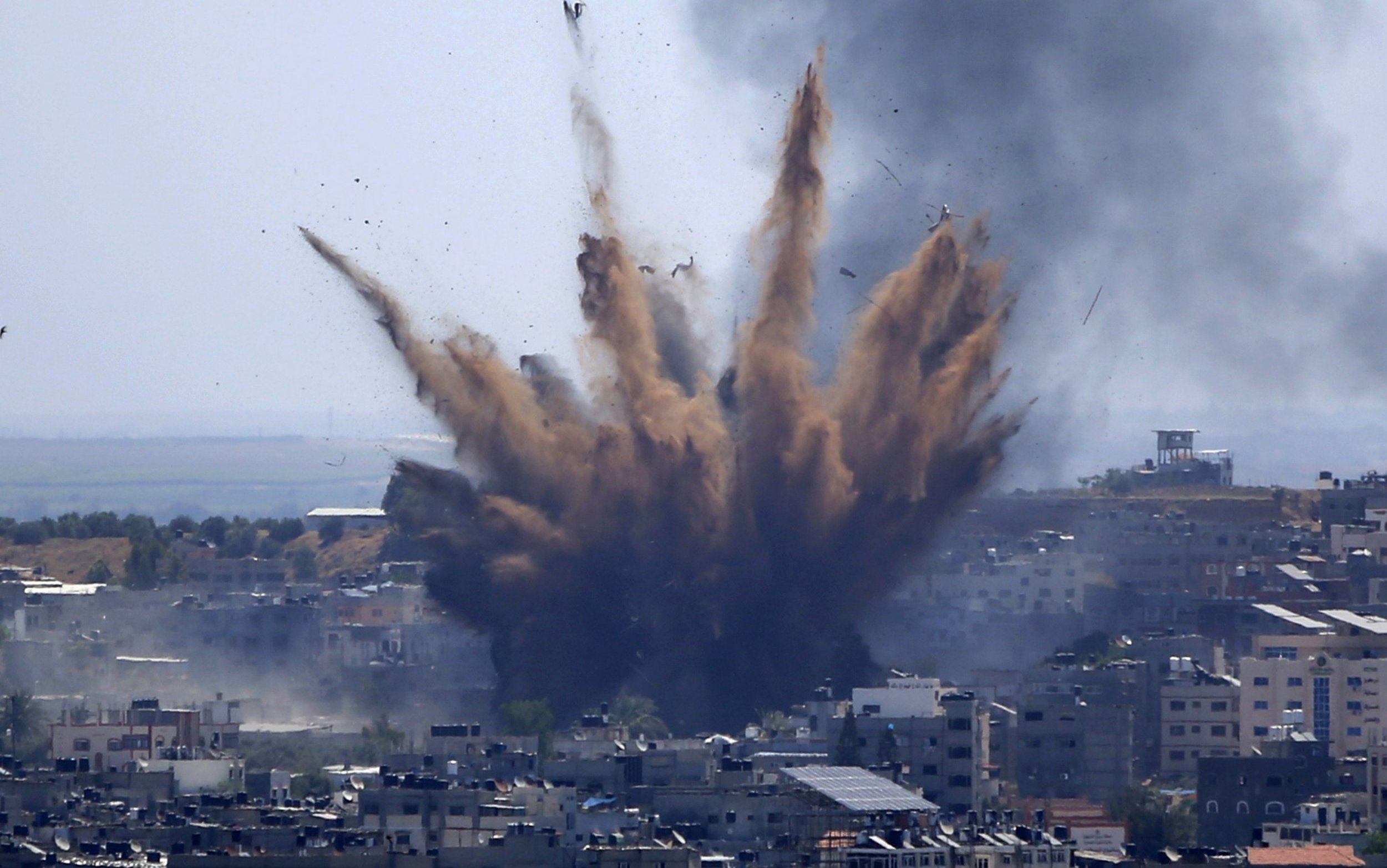 Gaza 10mila sfollati e 125 uccisi. Proteste e morti in Cisgiordania. La guerra dispari