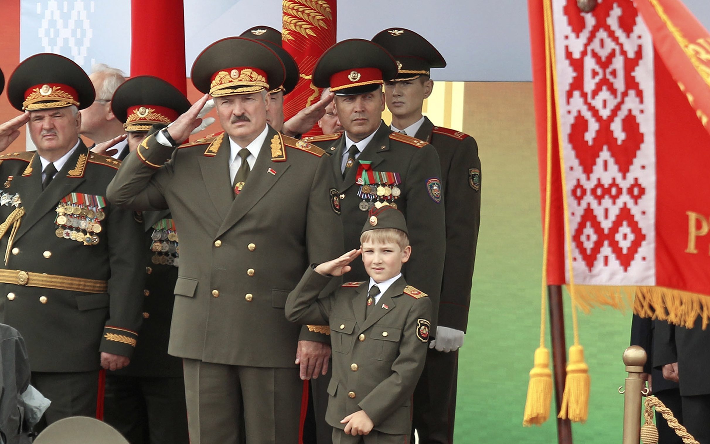 Bielorussia, aerei militari affiancano un volo Ryanair e lo dirottano su Minsk per arrestare un oppositore. Roman Protasevich stava viaggiando da Atene a Vilnius. Lo sconosciuto giornalista fatto eroe. Forzatura del regime troppo plateale e sanzioni severe costrette. Prepotenze di regime Un oppositore bielorusso, Roman Protasevich, che stava viaggiando da Atene a Vilnius su un volo Ryanair, è stato arrestato all'aeroporto di Minsk dopo che il velivolo su cui si trovava è stato costretto ad atterrare da aerei militari bielorussi inviati a intercettarlo con la menzogna di una temuta bomba a bordo. Fra i 179 passeggeri, in serata ripartiti per la Lituania, ce n'era uno che interessava particolarmente i servizi di sicurezza di Minsk: un giovane giornalista, il 26enne Roman Protasevich, già direttore di un canale di informazioni Nexta, attivo su Telegram dai tempi della contestata vittoria elettorale del premier Alexander Lukashenko, l'estate scorsa, e successivamente catalogato come ‘terrorista’ dalle autorità bielorusse. Furberie e prepotenza a perdere Quando il troppo stroppia. Il dirottamento bielorusso provoca la collera dell'Unione europea alla vigilia del vertice dei capi di Stato e di governo a Bruxelles. Secondo i siti dell'opposizione che hanno diffuso sui social la notizia, e secondo la leader del movimento Svetlana Tikhanoskaya, il giovane è stato arrestato subito dopo l'atterraggio di emergenza e «la sua vita è in pericolo». La Bielorussia l'ultimo Paese europeo in cui è ancora in vigore la pena di morte. Accusa e difesa l caccia Mig-29 che ha costretto il velivolo Ryanair ad atterrare era armato con razzi ed era accompagnato da un biposto Su-29 e da un elicottero da attacco MI-24, denunciano le opposizioni. le autorità bielorusse si sono giustificate sostenendo che dall'aereo era stato lanciato un allarme bomba, e per questo è stato fatto atterrare a Minsk; si sarebbe trattato di un falso allarme, hanno poi spiegato le autorità aeroportuali. Ma il problema è quell’arresto fulmineo di quel solo passeggero platealmente predisposto. Terrorismo di Stato «Costringere un aereo ad atterrare, con falsi pretesti (una minaccia di bomba), in modo che un giornalista possa essere arbitrariamente arrestato: ecco fin dove la Bielorussia è pronta a spingersi nella sua repressione», la denuncia di Amnesty International che lancia l’allarme su pessimo segnale che viene dal governo di Misk. «Le implicazioni per tutti i dissidenti nel mondo, per chiunque sia preso di mira dai governi, sono allarmanti. Reazione energica perché questo atto di pirateria aerea contro le voci dissenzienti non si ripeta mai più». Spazio aereo insicuro, Misk ai margini «Lo spazio aereo della Bielorussia non è sicuro per tutti. L'Unione Europea deve prendere misure efficaci per proteggere tutti gli individui, indipendentemente dalla loro nazionalità, che sono a rischio a causa delle azioni inadeguate del regime. Insieme ai partner internazionali, lavoreremo per chiudere lo spazio aereo della Bielorussia ai voli internazionali. Quello che è successo oggi è un attacco non solo alla Lituania; è un segnale per tutta l'Unione europea e le organizzazioni internazionali», denuncia la premier della Lituania. Chi è Roman Protasevich Giornalista di 26 anni, Protasevich è il fondatore di Nexta, il maggior canale informativo del Paese su Telegram: negli ultimi mesi era ricercato per la sua partecipazione alle manifestazioni dell’anno scorso seguite alla rielezione ’plebiscitaria’ di Lukashenko. Ora rischia quindici anni di carcere. Con lui è stata arrestata la sua ragazza, una cittadina russa di 23 anni, Sophia Sapega, che sta frequentando un master all’Università Europea di Scienze Umanistiche di Vilnius nel programma di Diritto Internazionale e dell’Ue. Spie alle calcagna Era stato lo stesso Protasevich a raccontare sui social di essere stato seguito ad Atene, dove era in vacanza. Poco prima aveva anche incontrato Svetlana Tikhanovskaya, la principale leader dell’opposizione giunta nella capitale greca per alcuni incontri politici. «All’aeroporto—ha scritto Roman — un uomo mi è stato dietro fino all’imbarco e ha tentato di fotografare il mio passaporto». Poi il volo, regolare, fino all’atterraggio a Minsk. Le autorità hanno fatto scendere i passeggeri: di questi, secondo un sito bielorusso, sei non sarebbero ripartiti per la Lituania, ma non sarebbero stati trattenuti dalla polizia. Spie, scrive qualcuno, con biglietto di ritorno per Mosca. Per una azione di forza politicamente suicida? Se mai fosse, Lukashenko dovrebbe iniziare a preoccuparsi per il suo prossimo futuro. Grossolano errore di calcolo Nei prossimi giorni è probabile che la questione sarà discussa oggi nella riunione dei ministri degli Esteri della Ue. «L’apparente atterraggio forzato potrebbe essere in violazione della Convenzione di Chicago», ha commentato l’agenzia Onu per l’aviazione civile.