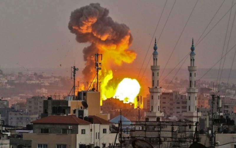I video della follia guerra: bombe su Gaza e razzi su Israele