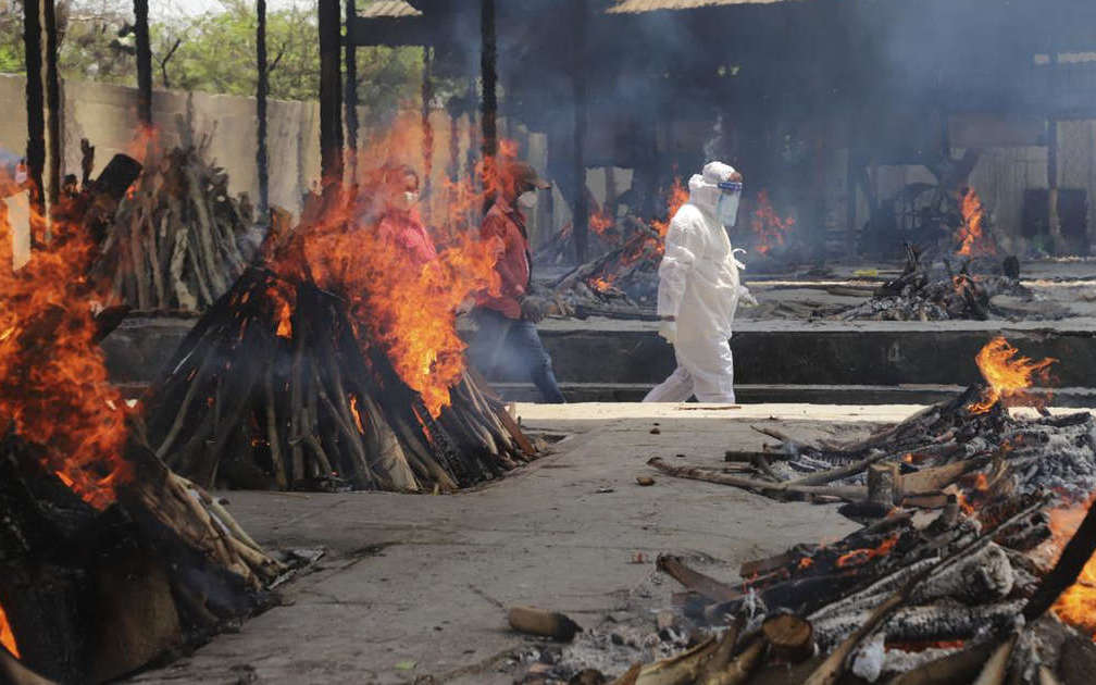 Catastrofe India, metà dei casi Covid del mondo. 4500 morti ufficiali giorno da moltiplicare. Cadaveri nel Gange. Vergogna del regime Modi