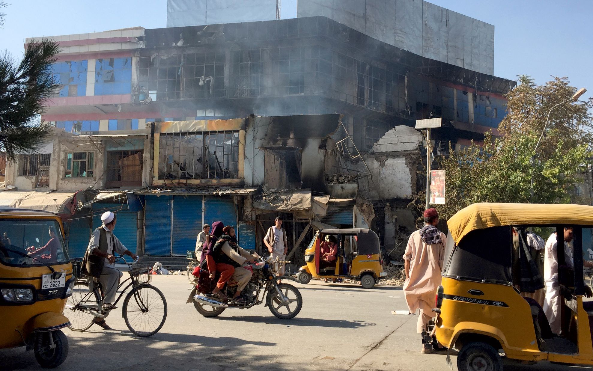 «Mentre i talebani conquistano le città, gli Stati Uniti affermano che le forze afgane devono cavarsela da sole» La muta risposta americana all'assedio dei talebani mostra senza mezzi termini che la guerra degli Stati Uniti in Afghanistan è finita. Mentre le città afghane cadono sotto i talebani, si apre un nuovo brutale capitolo «Questo è ora un diverso tipo di guerra, che ricorda la Siria». Il sequestro di cinque capitali ha amplificato i timori sul futuro dell'Afghanistan dopo il ritiro degli Stati Uniti. Sconfitta militare e politica «Se un anno fa i talebani si fossero impossessati di tre capoluoghi di provincia nel nord dell'Afghanistan, come hanno fatto domenica, la risposta americana sarebbe stata molto probabilmente feroce. Jet da combattimento ed elicotteri da combattimento avrebbero risposto in forze, respingendo il gruppo islamista o, quanto meno, bloccandone l'avanzata», scrivono sul New York Times Helene Cooper , Katie Rogers da Washington e Thomas Gibbons-Neff da Kabul. «Ma questi sono tempi diversi. L'aereo che l'esercito americano è riuscito a muovere da centinaia di miglia di distanza ha colpito un deposito di armi lontano da Kunduz, Taliqan o Sari-i-Pul, le città che erano già state quasi prese dai talebani». La bandiera talebana su Kunduz «As Afghan Cities Fall to Taliban, Brutal New Chapter Unfolds». «Mentre le città afghane cadono sotto i talebani, si apre un nuovo brutale capitolo» «Questo è ora un diverso tipo di guerra, che ricorda la Siria». La bandiera dei talebani sventola domenica nella piazza principale di Kunduz. «Tre città afgane conquistate domenica, in un'ampia offensiva che ha conquistato cinque capoluoghi di provincia in tre giorni e ha mostrato quanto poco controllo il governo abbia sul paese senza l'esercito americano potere di proteggerlo», sempre sul NYT. Mai prima d'ora in 20 anni di guerra i talebani avevano attaccato direttamente più di un capoluogo di provincia alla volta. Ora, tre sono caduti solo domenica – Kunduz, Sar-i-Pul e Taliqan, tutte nel nord – e città ancora più popolose sono sotto assedio, in una devastante battuta d'arresto per il governo afghano. La caduta di queste città sta avvenendo poche settimane prima che le forze statunitensi siano pronte a completare un ritiro totale dall'Afghanistan, mettendo a nudo una difficile situazione per il presidente Biden. Forze afghane ‘mal gestite’ Sconfitta in carca di padri. «La muta risposta americana di domenica ha mostrato senza mezzi termini che la guerra di 20 anni dell'America in Afghanistan è finita. Le forze afghane mal gestite ed esauste dovranno riconquistare le città da sole, o lasciarle definitivamente ai talebani», scrivono da Kabul. Mentre da Washington veniamo a sapere che «La recente serie di vittorie militari dei talebani non ha spinto il presidente Biden a rivalutare la sua decisione di mettere fine alla missione di combattimento degli Stati Uniti entro la fine del mese», hanno ripeturo domenica alti funzionari dell'amministrazione. In un discorso a difesa del ritiro degli Stati Uniti il mese scorso, Biden aveva affermato che gli Stati Uniti «hanno fatto ‘più che abbastanza’ per attrezzare la polizia e l'esercito afghani a garantire il futuro del loro popolo». Ma alla prova dei fatti hanno fatto certamente male. Leon Panetta uomo di Obama Leon Panetta, segretario alla difesa sotto il presidente Barack Obama, dopo aver criticato il mancato supporto aereo Usa di domenica, comunque ammette: «Il massimo in cui puoi sperare ora è una sorta di stallo tra le forze afgane e i combattenti talebani, che hanno dimostrato scarso interesse a raggiungere un accordo da quando è stato annunciato il ritiro delle truppe americane». Pentagono e Kunduz Kunduz, una città di oltre 350.000 persone. Gli Stati Uniti erano intervenuti due volte in passato per riprendere Kunduz dai talebani. Il mese scorso gli Stati Uniti hanno ceduto la base aerea di Bagram , un tempo centro nevralgico dell'esercito. «Ora, il supporto aereo per le forze afgane e la sorveglianza aerea arriva dall'esterno del Paese, dalle basi in Qatar o negli Emirati Arabi Uniti, o da una portaerei nel Mar Arabico». E veniamo a sapere che nelle ultime tre settimane, gli Stati Uniti hanno usato droni armati Reaper, raid aerei e artiglieria pesante per colpire le postazioni talebane. Ma Un funzionario ha riconosciuto che con solo 650 soldati americani rimasti sul terreno in Afghanistan, era improbabile che una campagna aerea potesse annullare i progressi fatti dai talebani. Il generale della bombe Nato sulla Jugoslavia Wesley Clark, il generale delle bombe Nato sulla Jugoslavia per il Kosovo sotto la presidenza Clinton, ha definito gli eventi del fine settimana «una tragedia per il popolo afghano e una conseguenza dei giudizi sbagliati e dei fallimenti americani». E sempre dal NYT veniamo a sapere che il numero di vittime civili afghane è ‘salito alle stelle’. «Quasi 2.400 civili sono stati uccisi o feriti tra il 1 maggio e il 30 giugno, secondo un rapporto delle Nazioni Unite pubblicato il mese scorso, il numero più alto registrato per quel periodo dall'inizio del monitoraggio nel 2009». Le rapide vittorie dei talebani hanno amplificato i timori sulla capacità delle forze di sicurezza afghane di difendere il territorio rimasto sotto il controllo del governo. Da maggio, gli insorti hanno invaso le aree rurali del paese e, alla fine di giugno, hanno iniziato ad attaccare le principali città afgane per la prima volta da anni. Guerra modello Siria o Sarajevo Il passaggio dell'offensiva militare talebana alla conquista delle città, è l'inizio di un nuovo sanguinoso capitolo che si sta svolgendo in Afghanistan, affermano gli esperti. «Questo è ora un diverso tipo di guerra, che ricorda la Siria di recente o Sarajevo in un passato non così lontano», ha detto Deborah Lyons, rappresentante speciale del segretario generale delle Nazioni Unite per l'Afghanistan, in una sessione speciale delle Nazioni Unite per la sicurezza Consiglio di venerdì. «Attaccare le aree urbane significa infliggere consapevolmente danni enormi e causare enormi vittime civili». Kunduz, con i suoi 270mila abitanti è considerata la porta d'ingresso alle province afghane del nord ricche di materie prime e per questo molto ambite. A livello logistico poi, è anche una sorta di crocevia da cui partono collegamenti con città importanti, verso la capitale Kabul.