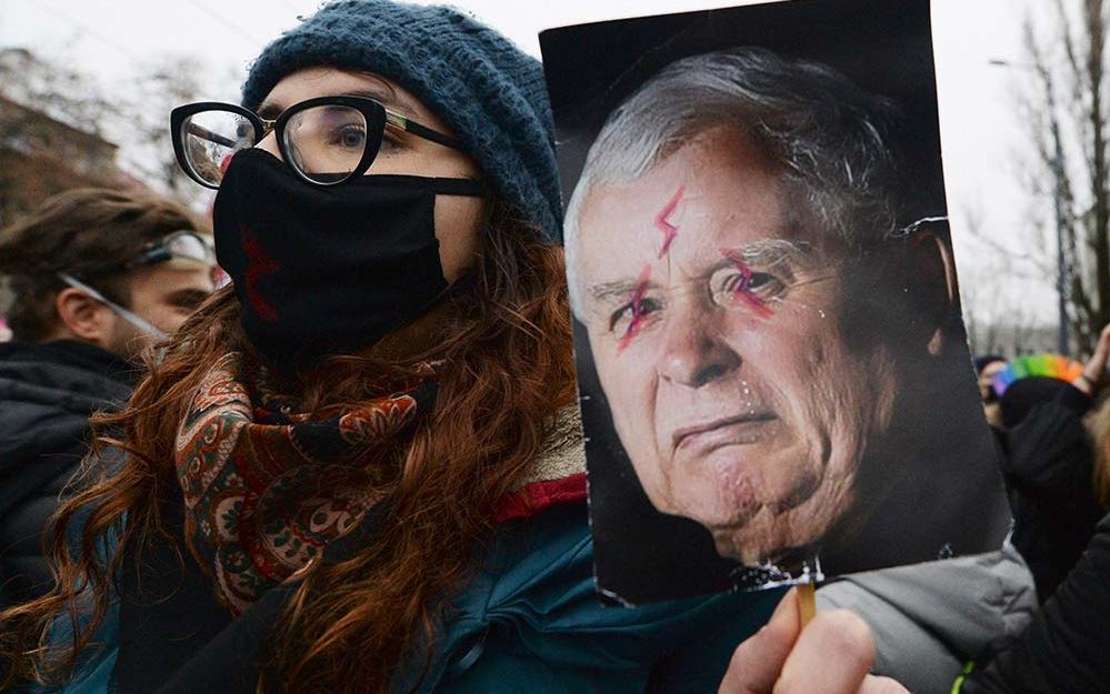 Polonia populista e bigotta in lite con l’Ue, con leggi sulla Shoah e le tv contro Usa e Israele