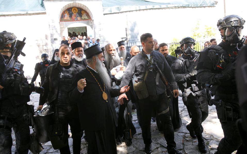 La politica in convento, con scontri e polizia: nazionalisti montenegrini contro il nuovo Metropolita della chiesa ortodossa serba