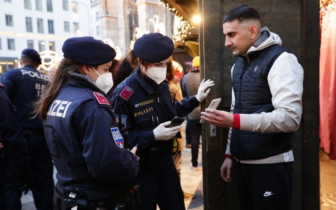 L’Austria inaugura l’obbligo vaccinale e mezza Europa torna il lockdown. Italia bianca ma con lo sconto