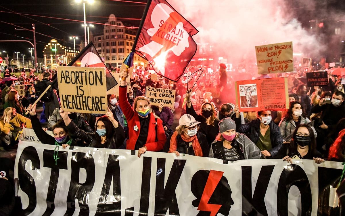 La Polonia dei ‘teocon’ dichiara guerra alle donne, la Corte suprema americana insegue