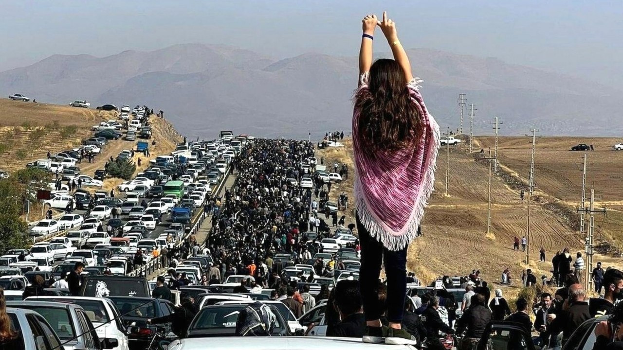 Iran, rabbia curda e delle donne alla commemorazione di Mahsa. La polizia spara