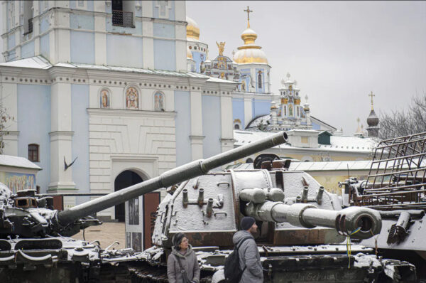 Ora la guerra del gelo con la prima neve a Kiev ad annunciarla