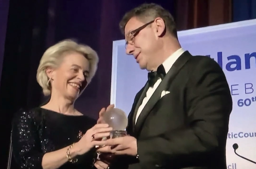 Ursula Von del Leyen premiata dal CEO di Pfizer Albert Bourla