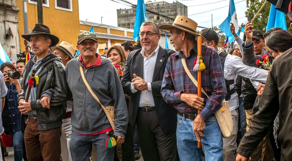 Il neo presidente Bernardo Arevalo tra  i rappresentanti dei popoli nativi suoi elettori